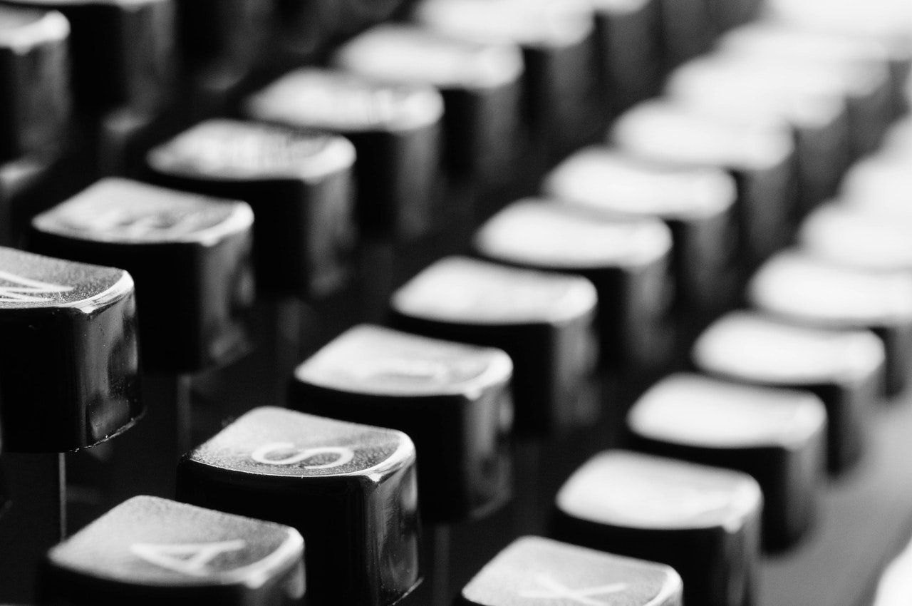 typewriter-keys-mechanically-letters